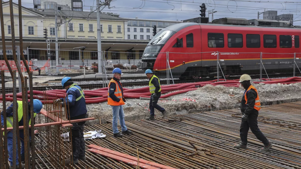 Promet po slovensko: z avtoceste na vlak, z vlaka pa na avtobus