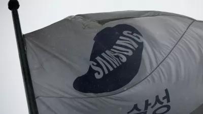 FILE PHOTO: A flag bearing the logo of Samsung Electronics flutters as it rains in front of their office building in Seoul, South Korea, May 20, 2026.  REUTERS/Kim Hong-Ji/File Photo