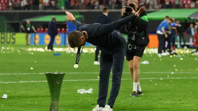 Soccer Football - UEFA Conference League - Final - Crystal Palace v Rayo Vallecano - Red Bull Arena, Leipzig, Germany - May 27, 2026 Crystal Palace manager Oliver Glasner celebrates with the trophy after winning the UEFA Conference League REUTERS/Lisi Niesner