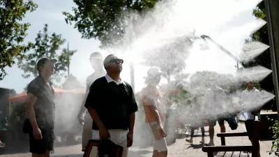 Tennis - French Open - Roland Garros, Paris, France - May 25, 2026 Spectators cool down by a water spray station during heatwave in Paris REUTERS/Benoit Tessier   TPX IMAGES OF THE DAY
