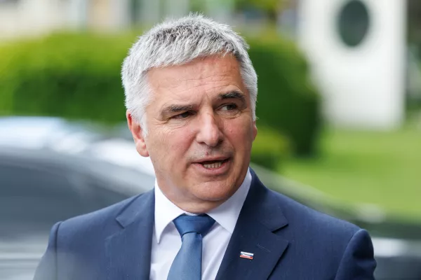 Ljubljana, pred DZ.Izjave za medije predsednika Fokusa Marka Lotrica ob podpisu koalicijske pogodbe.