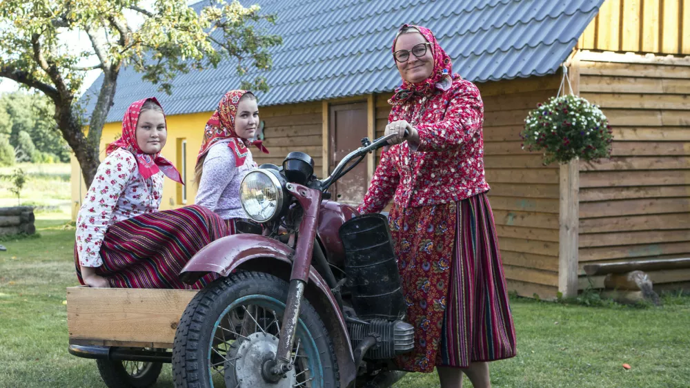 Otočanka Mare Matas in njeni hčerki, Anni in Liis / Foto: Profimedia