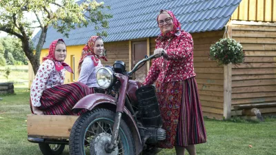 Otočanka Mare Matas in njeni hčerki, Anni in Liis / Foto: Profimedia