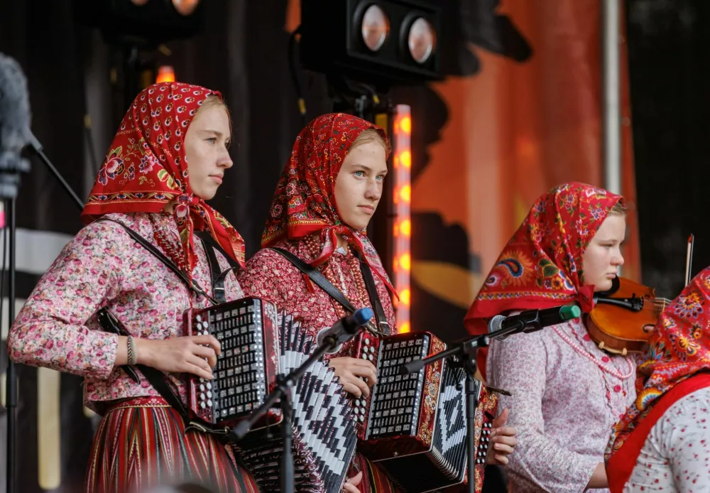 Dekleta v tipičnih no&scaron;ah. Mlada dekleta nosijo svetlej&scaron;e odtenke rdeče. / Foto: Profimedia