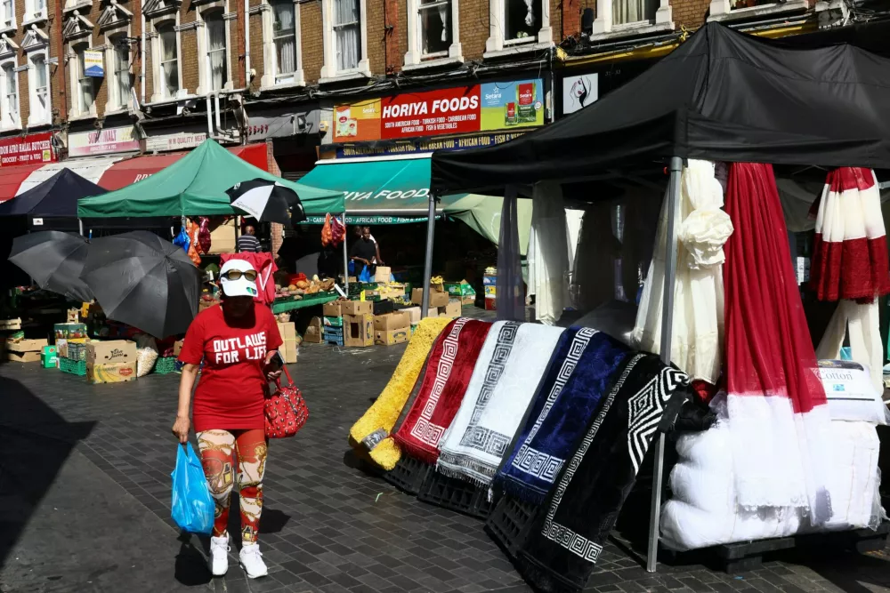 A woman carries her shopping through Brixton market, as the record for the hottest ever May temperature in the UK has been broken for the second day in a row, in London, Britain, May 26, 2026. REUTERS/Jack Taylor / Foto: Jack Taylor