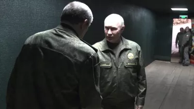 Vladimir Putin v pogovoru z vodjem ruskega general&scaron;taba. / Foto: Profimedia