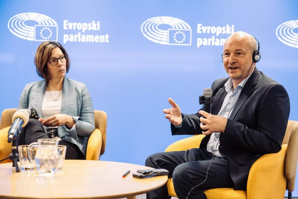 Prof. dr. Dennis A. Ostwald (in&scaron;titut WifOR) in prof. dr. Petra Do&scaron;enović Bonča (Ekonomska fakulteta UL) sta predstavila fiskalne analize, ki dokazujejo, da vlaganje v sodobno zdravljenje dolgoročno zmanj&scaron;uje posredne stro&scaron;ke bolezni in povečuje produktivnost družbe. / Foto: L&l