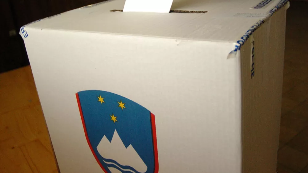 Dobrova, Podsmreka, referendum o ustanovitvi novih občin, volilna skrinjica \\ FOTO: MATEJ POV&Scaron;EOPOMBA: ZA OBJAVO V ČASOPISU DNEVNIK