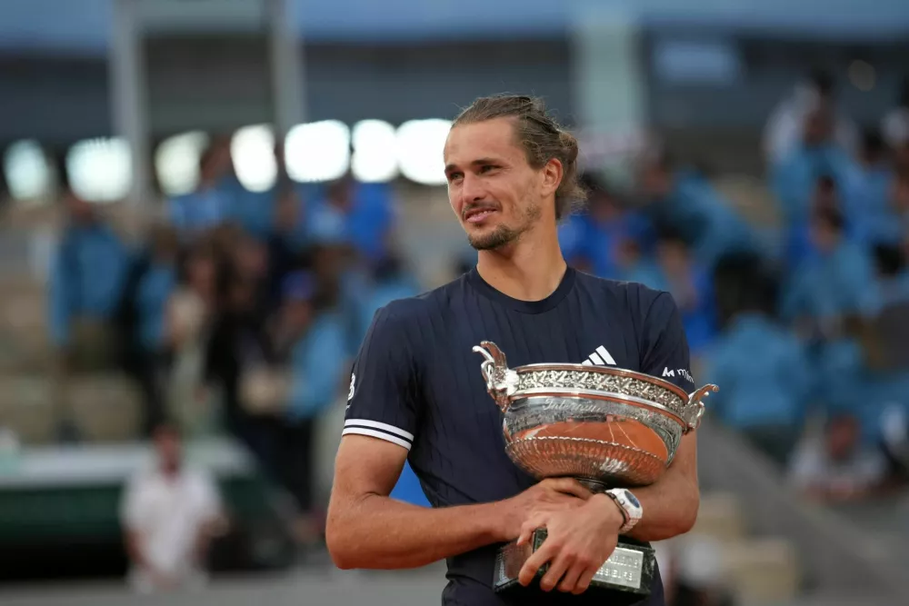 Alexander Zverev of Germany celebrates with the trophy after winning the men's final match against Flavio Cobolli of Italy at the French Open tennis tournament in Paris, Sunday, June 7, 2026. (AP Photo/Christophe Ena) / Foto: Christophe Ena