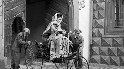 Bertha Benz na benz patent-motorwagnu, ob njem sta njena sinova. / Foto: Arhiv