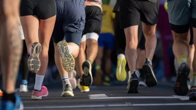 close up of diverse marathon runners feet in athletic shoes running on city pavement in Ljubljana urban marathon event on sunny day / Foto: Jairo Mesa
