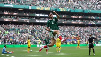 MEXICO CITY, MEXICO - JUNE 11: Raul Jimenez #9 of Mexico celebrates scoring his team's second goal during the FIFA World Cup 2026 Group A match between Mexico and South Africa at Mexico City Stadium on June 11, 2026 in Mexico City, Mexico. (Photo by Carl Recine/Getty Images) / Foto: Carl Recine