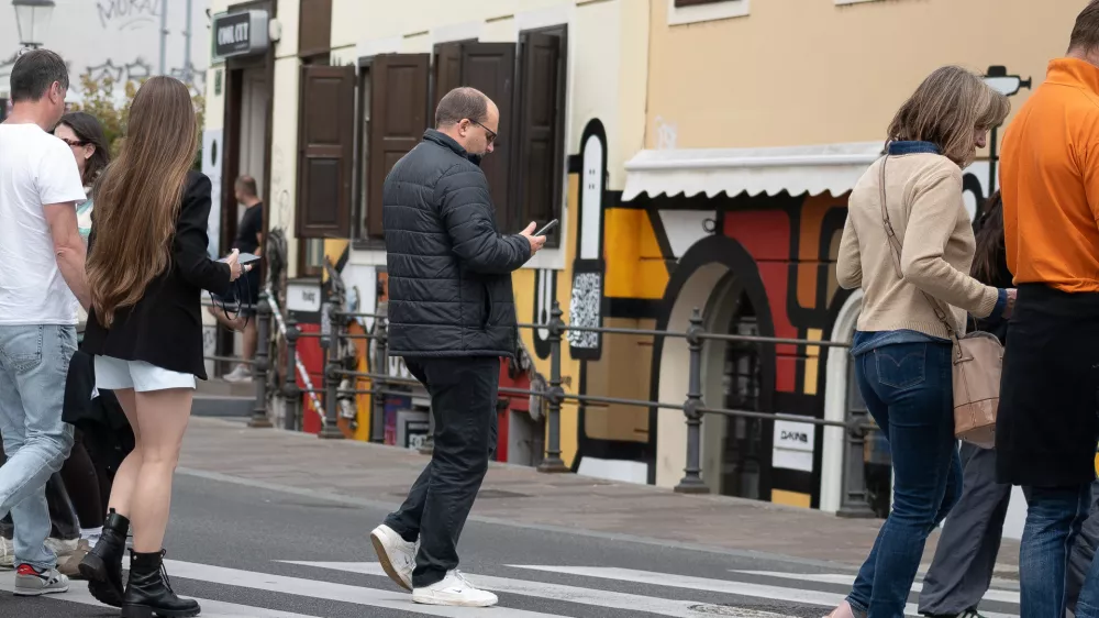 pe&scaron;ec telefon telefoniranje na cesti / Foto: Andi Fatur