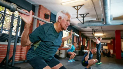 Shot of a senior man working out in a health club with people blurred in the backgroundhttp://195.154.178.81/DATA/i_collage/pu/shoots/806425.jpg / Foto: Laflor