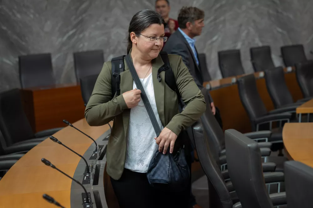 Ljubljana, DZ.Izredna seja DZ, na kateri so obravnavali predlog zakona o pokopu in spominu zrtev prikritih grobisc ter novelo zakona o parlamentarni preiskavi.Poslanka Resnice Katja Kokot.