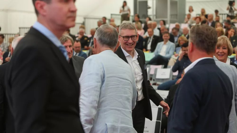 Demografski sklad: re&scaron;itev za pokojnine ali le nov superholding?