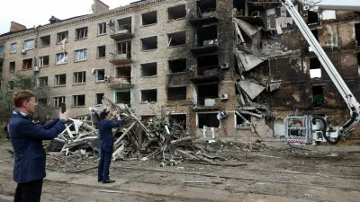 Members of diplomatic missions to Ukraine visit the site of an apartment building hit during recent Russian missile and drone strikes, amid Russia's attack on Ukraine, in Kyiv, Ukraine May 25, 2026. REUTERS/Valentyn Ogirenko