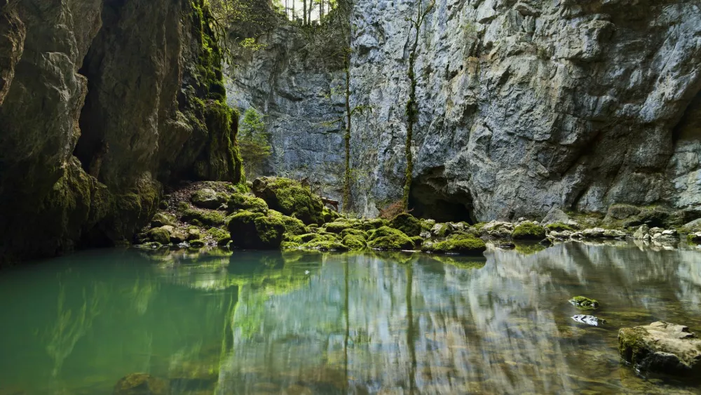 Nepozaben vtis naredijo &Scaron;kocjanske jame, kjer reka Reka skozi ogromno podzemno sotesko dere več kot sto metrov pod povr&scaron;jem. F &Scaron;kocjanske jame