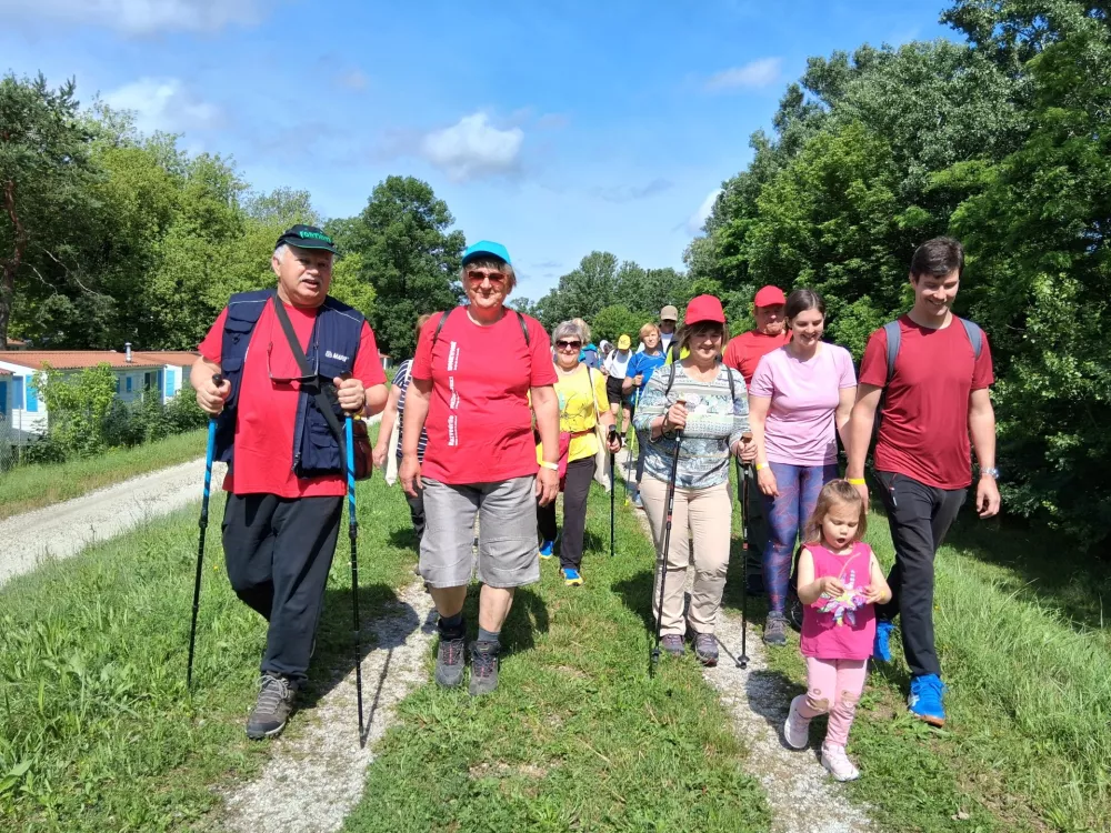 Slobodan in Du&scaron;anka Babič (levo) iz Ivančne Gorice sta že tretjič na nordijski hoji v Termah Čatež. Tokrat praznujeta tudi 40-letnico poroke. / Foto: Katja Petrovec