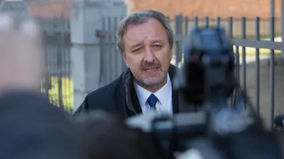 Nekdanji veleposlanik v Avstraliji Milan Balažic pred MZZ, medijem predstavil poročilo o okoliščinah odpoklica, ki ga je prejel od KPK, - 12.01.2016 pred Ministrstvom za zunanje zadeve (MZZ) - predstavitev zaključnih ugotovitev Komisije za preprečevanje korupcije (KPK) v primeru Tajna diplomacija, ki se nanaša na dejavnost preiskovancev zunanjega ministra Karla Erjavca, bivše premierke Alenke Bratušek ter odpoklic Milana Balažica z veleposlaniškega mesta v Avstraliji;//FOTO: Maja Marko