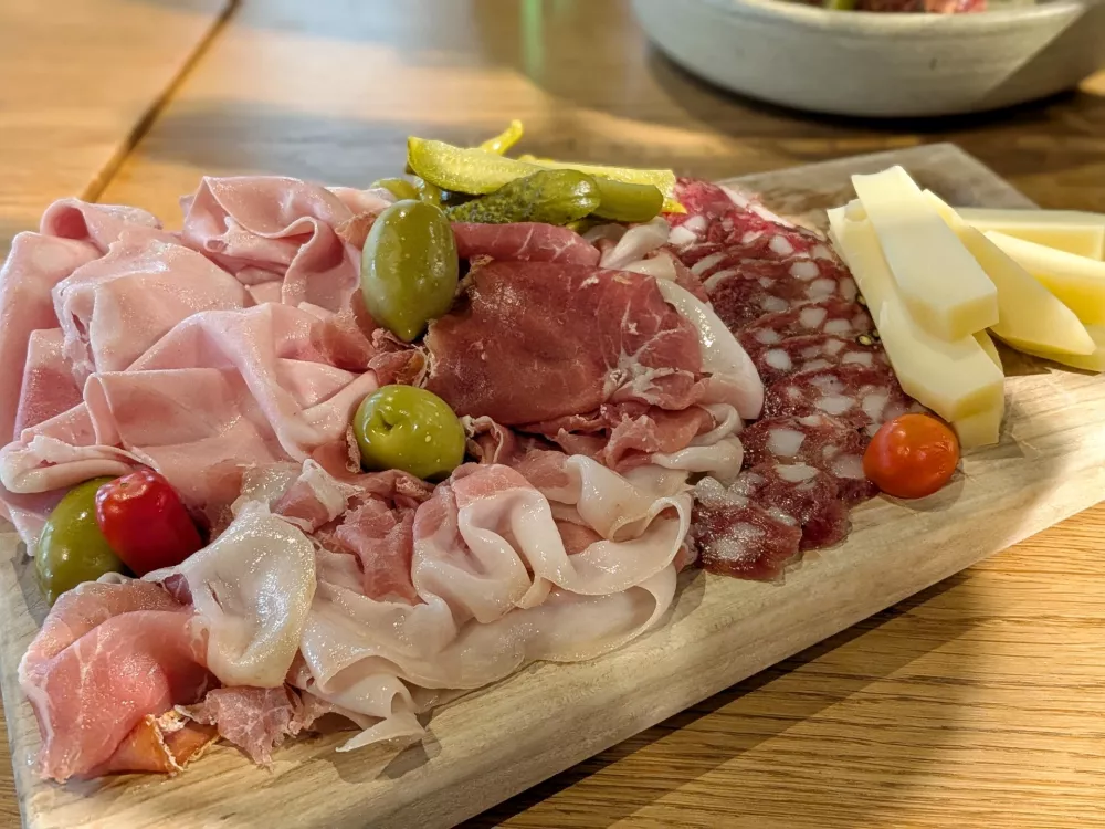 Narezek mesnin in sirov, Evino bar in vinoteka