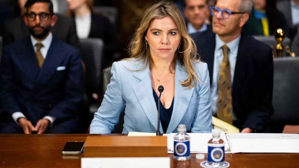 Sarah Wynn-Williams, nekdanja direktorica za globalno javno politiko pri Facebooku, je prispela na zasli&scaron;anje v pravosodnem pododboru senata za kriminal in boj proti terorizmu na temo "Čas za resnico: nadzor nad zunanjimi odnosi in predstavitvami Mete kongresu Združenih držav" v stavbi senata Dirksen v sredo, 9. aprila 2025. (Bill Clark/CQ-Roll Call, Inc prek Getty Images)