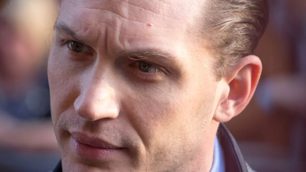 Tom Hardy postaja vse bolj zoprn, soigralci ga kritizirajo, producenti se ga želijo znebiti.