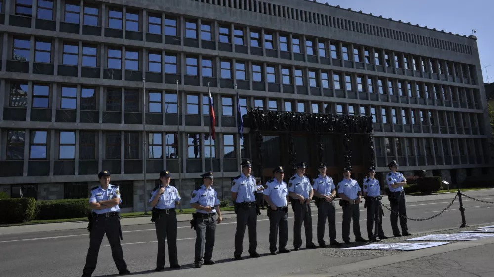- ilustrativna fotografijapolicisti, državni zbor, policijski sindikat, varovanje državnega zbora, varovanje parlamenta, parlamentizgredi  - Gibanje 15o - akcija Blokada DZ - aktivisti izrazili absolutno zavračanje varčevalnih ukrepov, tiranije dolga in krizne diktature, protest, stavba  //FOTO: Tomaž Zajel&scaron;nik
