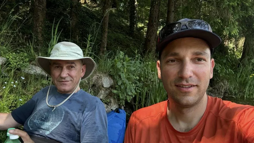 Po burnih dnevnih sestavljanja svoje četrte vlade se je Janez Jan&scaron;a sinom Žanom spustil čolnom po Krki. in posnel nekaj fotografij. 