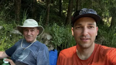 Po burnih dnevnih sestavljanja svoje četrte vlade se je Janez Jan&scaron;a sinom Žanom spustil čolnom po Krki. in posnel nekaj fotografij. 