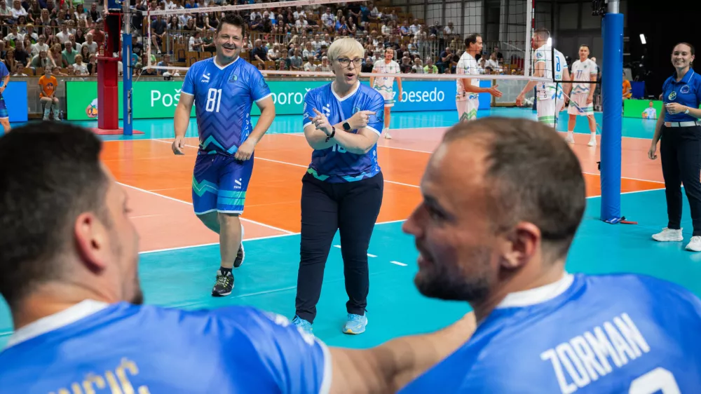 Ljubljana, dvorana Tivoli.Dobrodelni odbojkarski spektakel - tekma zvezd za Botrstvo v sportu, ki ga je pripravil kapetan slovenske odbojkarske reprezentance Tine Urnaut.