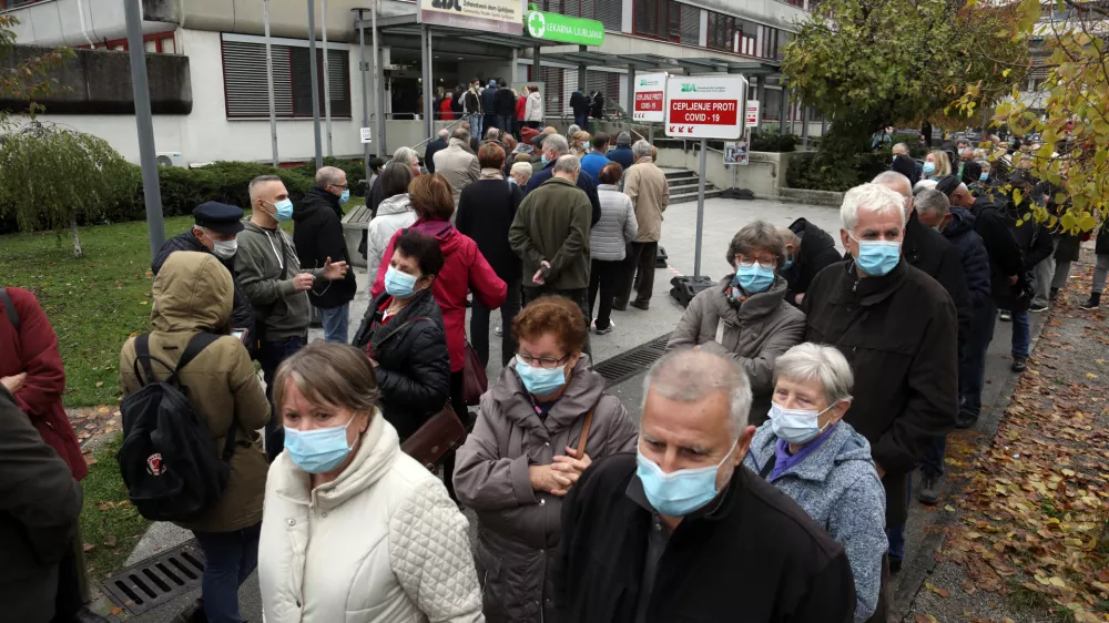 - Zdravstveni dom ZD Metelkova testiranje in cepljenje proti covidu -19 - 03.11.2021 Epidemija Koronavirus COVID-19 v Sloveniji - ob 7.722 PCR-testih potrdili 3.456 primerov okužbe z novim koronavirusom, kar je največ od začetka epidemije - delež pozitivnih testov 44,8 odstotka - umrlo je 18 ljudi - //FOTO: Toma Skale  / Foto: Toma Skale
