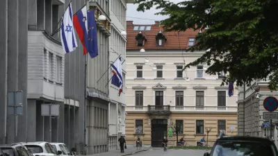 - izraelska, slovenska in evropska zastava na poslopju slovenske vlade - 15.05.2021 &ndash; Vlada Republike Slovenije - izobe&scaron;ena zastava Izraela na pročelju poslopja vlade v znak solidarnosti z Izraelom - Gregorčičeva ulica //FOTO: LUKA CJUHA.