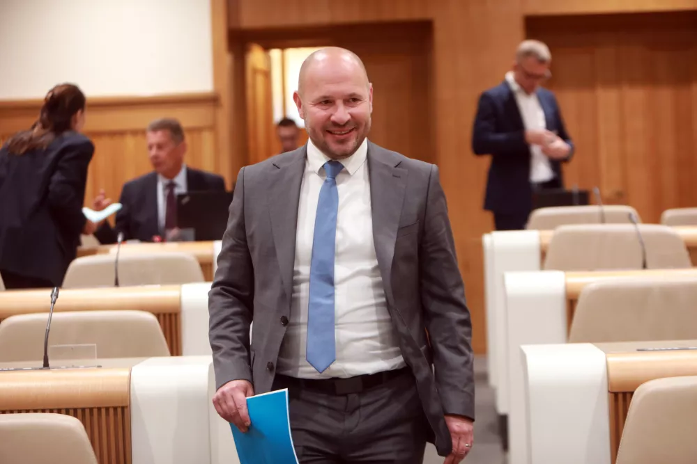 Od zagovornika do nasprotnika: Kako je Vrtovec začel pihati proti vetru