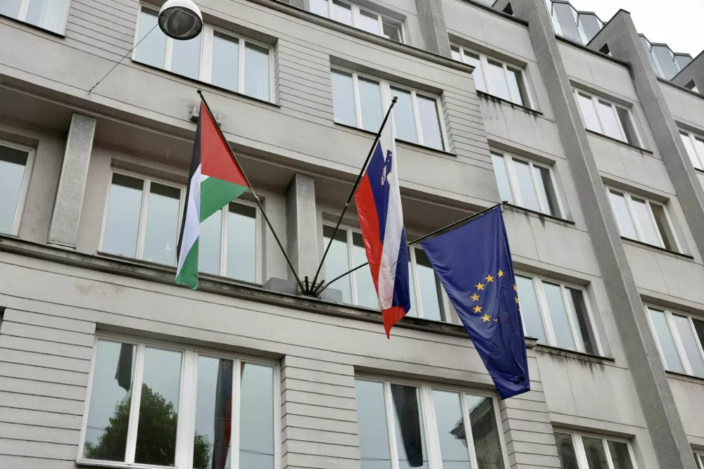 Palestinska zastava na stavbi vlade ob priznanju 30. maja 2024