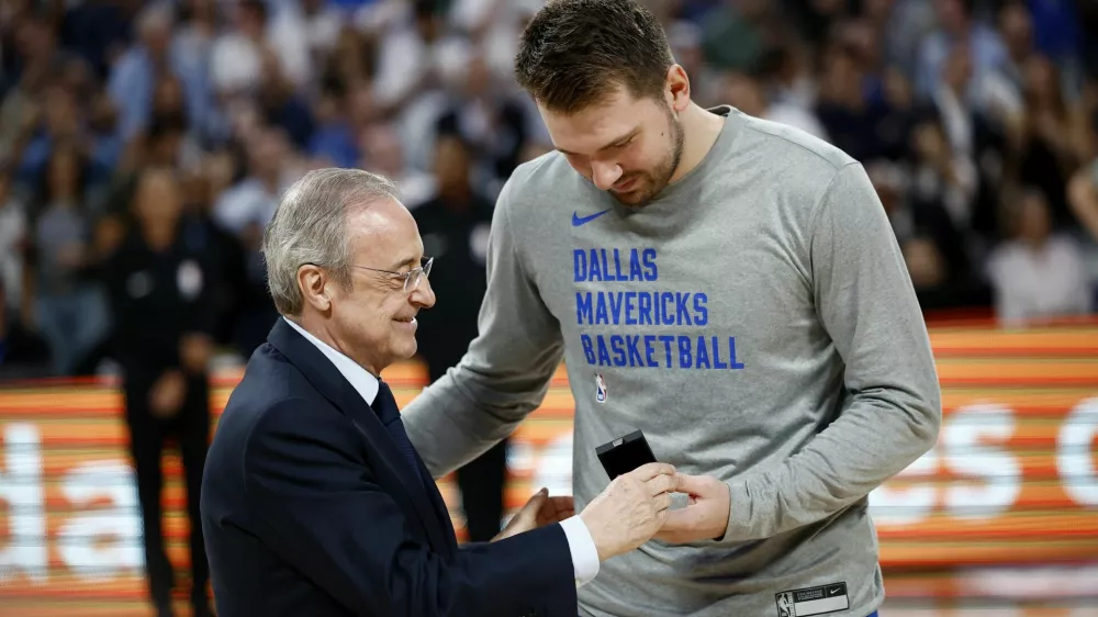 Basketball - International Friendly - Real Madrid v Dallas Mavericks - WiZink Center, Madrid, Spain - October 10, 2023 Real Madrid president Florentino Perez gives a badge to Dallas Mavericks' Luka Doncic before the match REUTERS/Juan Medina