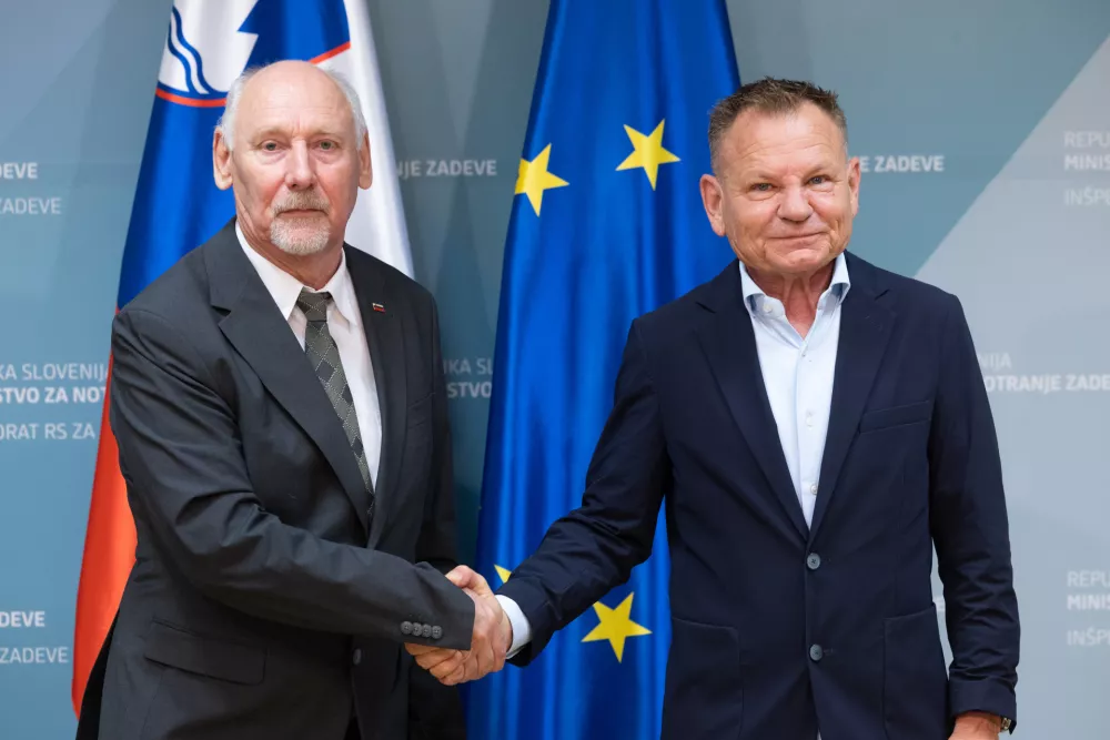 Ljubljana, MNZ.Primopredaja poslov med dosedanjim ministrom za notranje zadeve Brankom Zlobkom in novim ministrom za notranje zadeve in javno upravo Francijem Matozom.