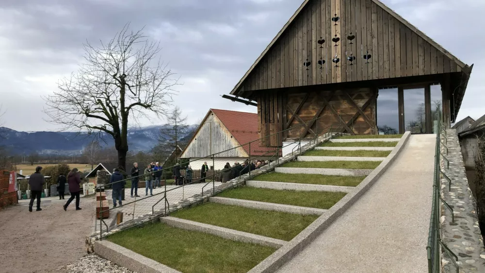 Vrba, Pre&scaron;eren, prenovljeno gospodarsko poslopje