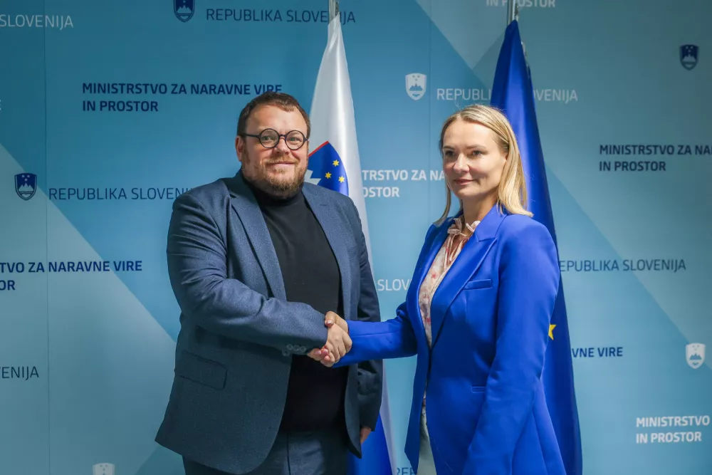 Ljubljana, Ministrstvo za okolje in prostor.Primopredaja dela poslov med dosedanjim ministrom za solidarno prihodnost Simonom Maljevcem in novo ministrico za okolje in prostor Polono Rifelj.