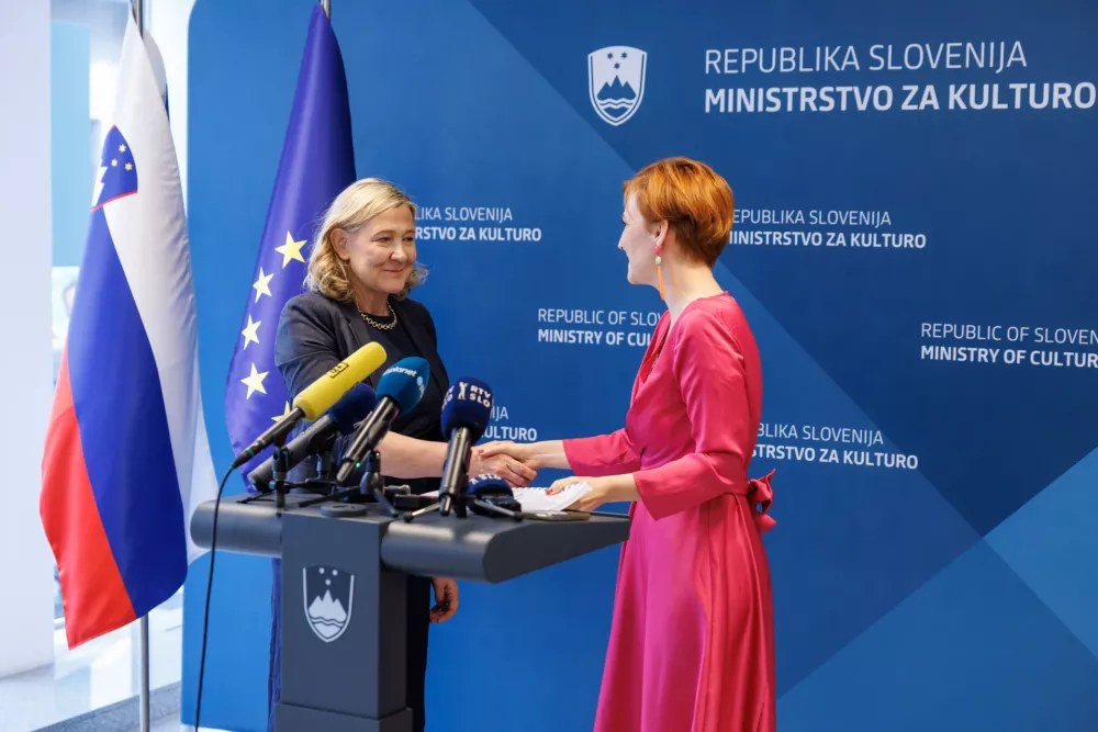 Ljubljana, ministrstvo za kulturo.Izjava za medije ob primopredaji med ministricama za kulturo Asto Vrecko in Ignacijo Fridl Jarc.
