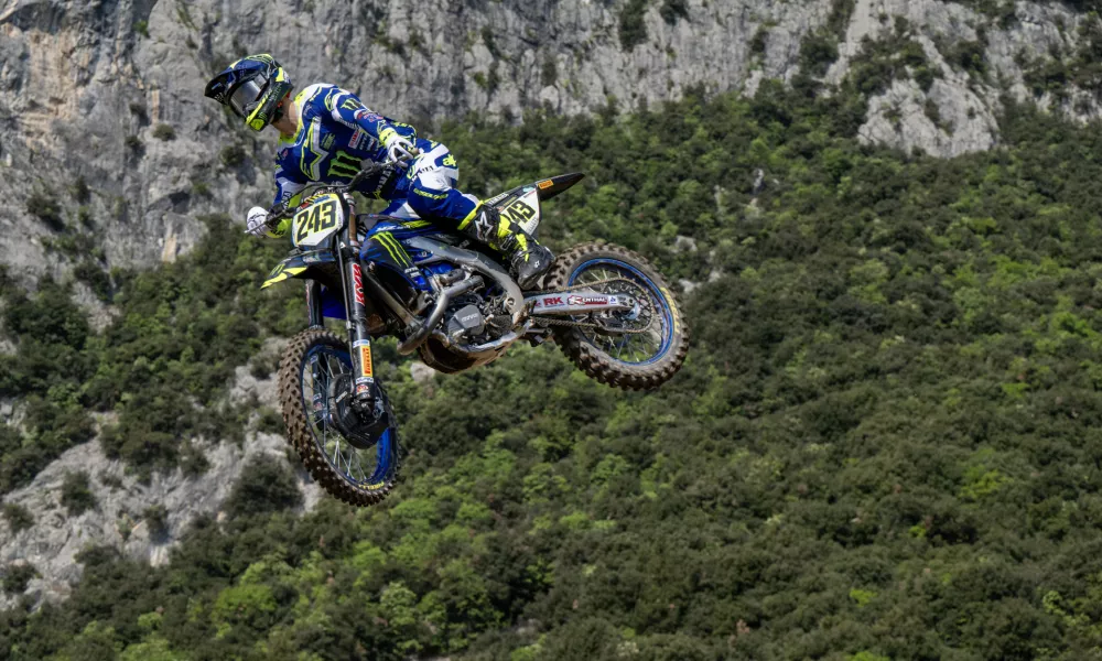 Tim Gajser je v Italiji nastopal v barvah znanega italijanskega motorista. Foto: Yamaha
