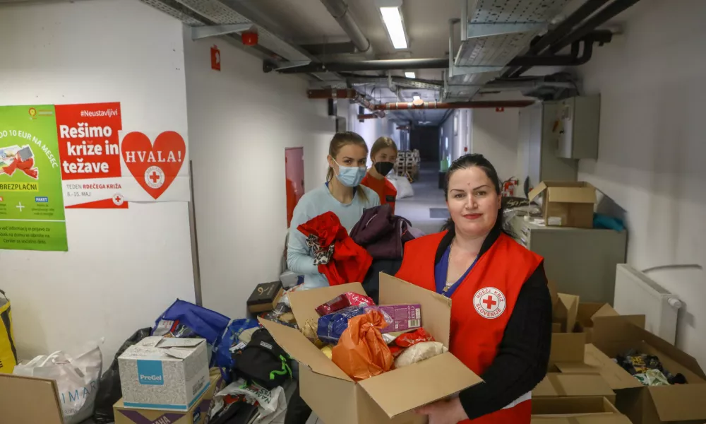 - 03.03.2022 &ndash; Logatec - Humanitarni center RKS - Rdeči križ Slovenije - zbiranje hrane in higienskih pripomočkov za begunce in prizadete iz Ukrajine &ndash; vojna v Ukrajini &ndash; osmi dan voja&scaron;ke agresije Rusije na Ukrajino &ndash; humanitarna pomoč //FOTO: Luka Cjuha. / Foto: Luka Cjuha