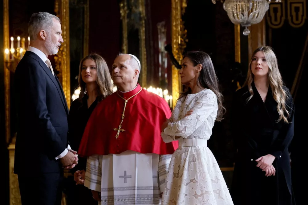 Spain's King Felipe and Queen Letizia talk to Pope Leo XIV, alongside Leonor, Princess of Asturias, and Infanta Sofia, in Madrid, Spain, June 6, 2026. EFE/Ballesteros/Pool via REUTERS   TPX IMAGES OF THE DAY