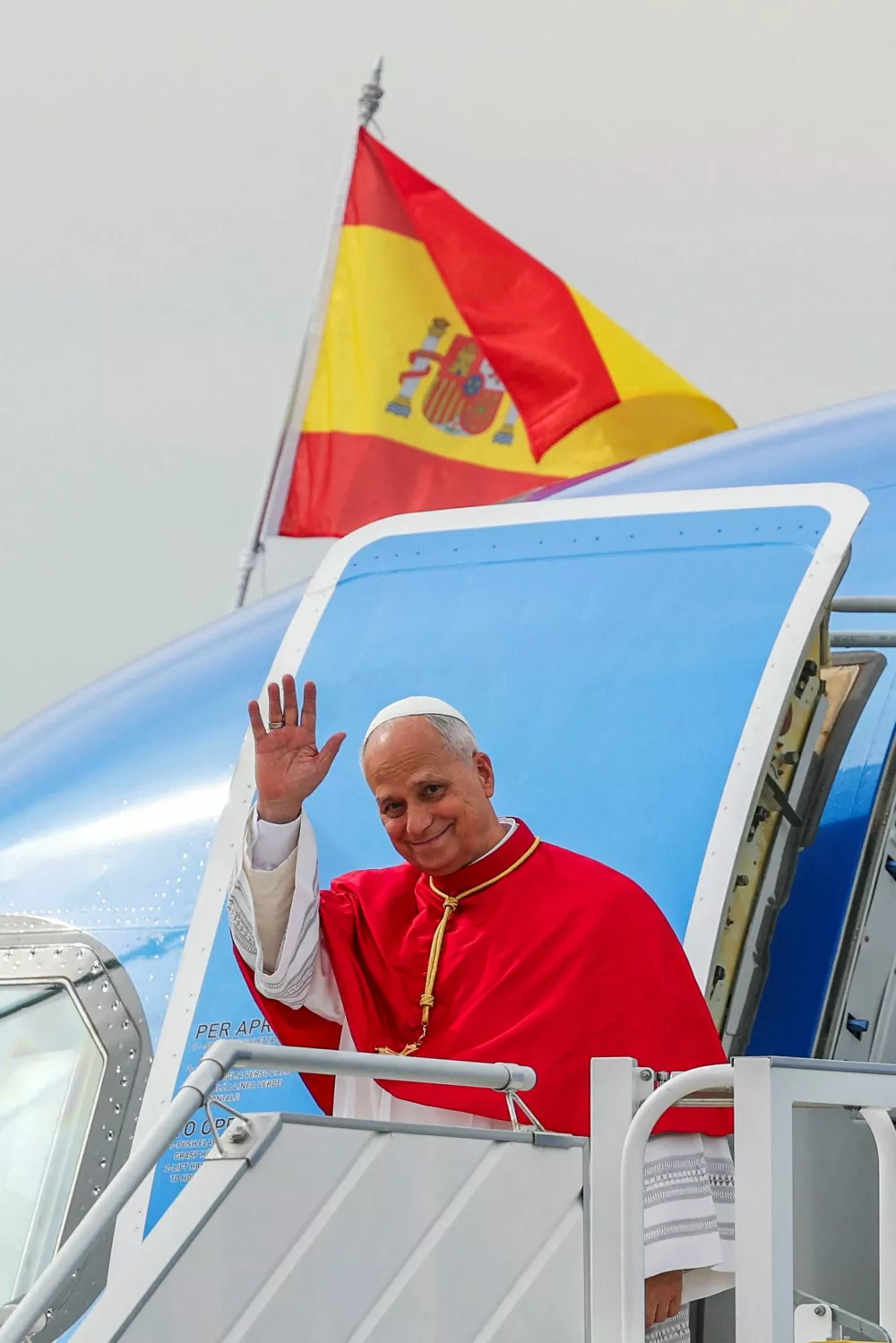 Pope Leo XIV disembarks the papal plane as he arrives at Adolfo Suarez Madrid-Barajas International Airport, to begin his apostolic journey, in Madrid, Spain June 6, 2026. REUTERS/Violeta Santos Moura       TPX IMAGES OF THE DAY