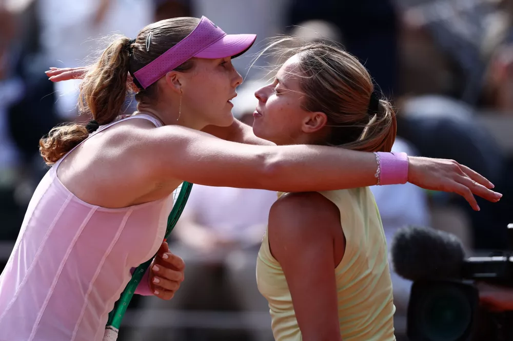 Tennis - French Open - Roland Garros, Paris, France - June 6, 2026 Russia's Mirra Andreeva embraces Poland's Maja Chwalinska after winning their final match REUTERS/Guglielmo Mangiapane