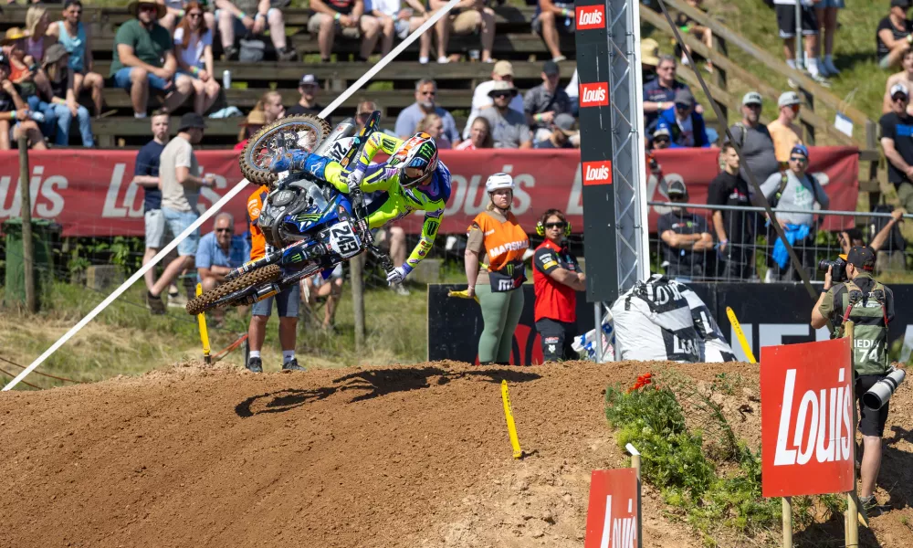 Tim Gajser v Nemčiji dirka kljub po&scaron;kodbi kolena. 