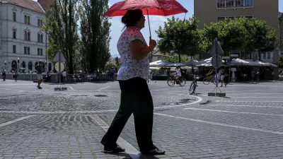 - senčnik - dežnik - za&scaron;čita pred soncem- 17.07.2015 - vremenska slika v Ljubljani - poletje - vročina - vročinski val - visoke temperature - najvi&scaron;je dnevne temperature do 37 stopinj Celzija -       ///FOTO: Jaka Gasar