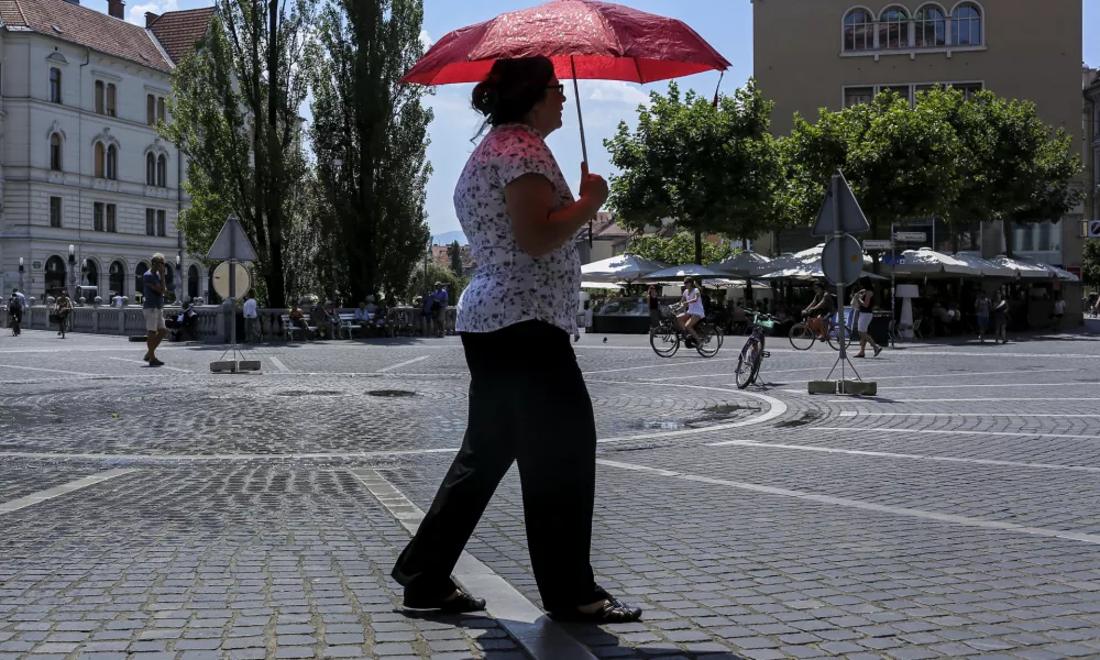 - senčnik - dežnik - za&scaron;čita pred soncem- 17.07.2015 - vremenska slika v Ljubljani - poletje - vročina - vročinski val - visoke temperature - najvi&scaron;je dnevne temperature do 37 stopinj Celzija -       ///FOTO: Jaka Gasar