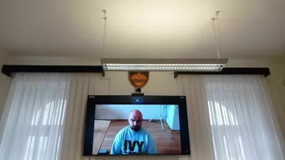 Pred nasilnim sinom se je branil s solzivcem
