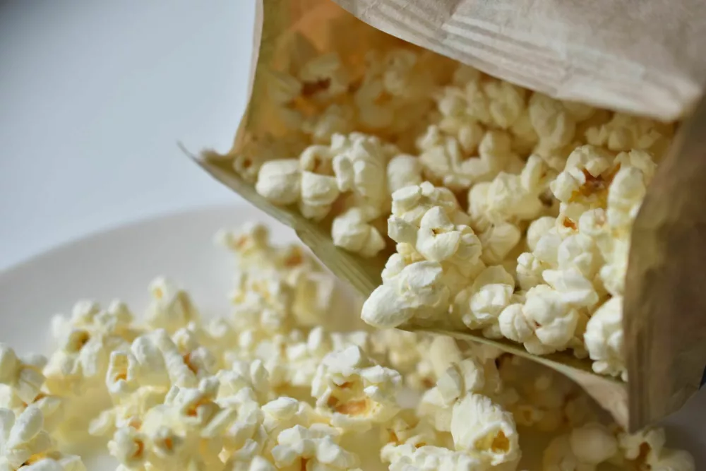 A bag of popcorn open on a plate in the kitchen / Foto: Valeriy Lushchikov